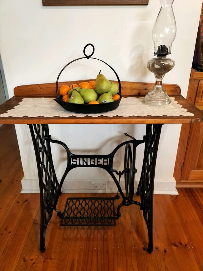 Decoración con máquina de coser antigua