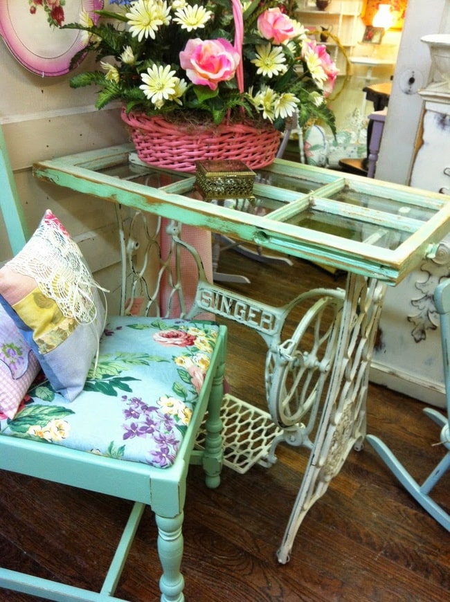 Mueble con máquina de coser antigua
