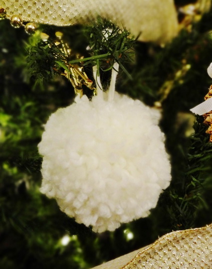 Pompones de lana como esferas navideñas