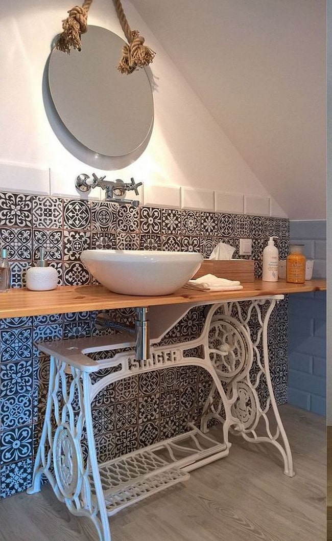 Original mueble de baño con máquina de coser
