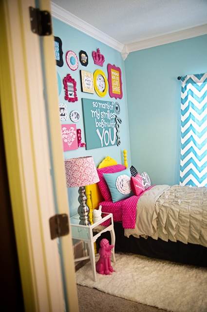 Pared con marcos de colores