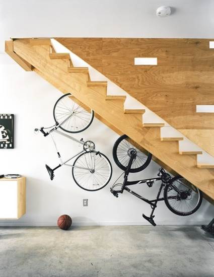 Bicicletas bajo las escaleras