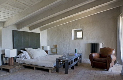 Cama con palets de madera