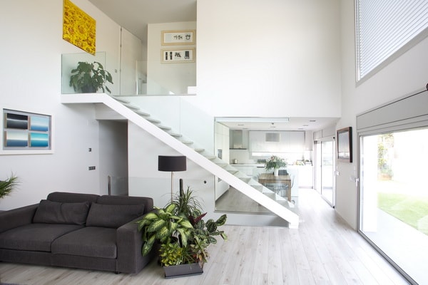 Interior de casa de hormigón prefabricado