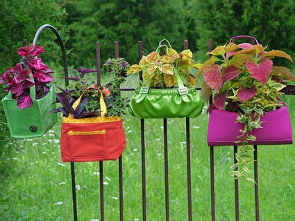 Maceteros con bolsos reciclados