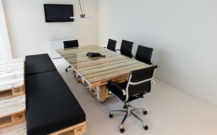 Mesa de oficina hecha con palets de madera