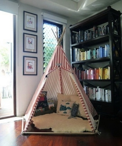 Rincón de lectura en una tienda de campaña