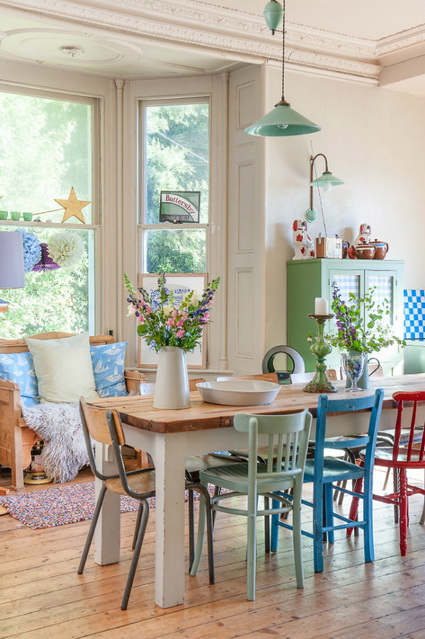 Decoración con sillas diferentes