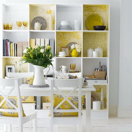 Detalles amarillos en el comedor