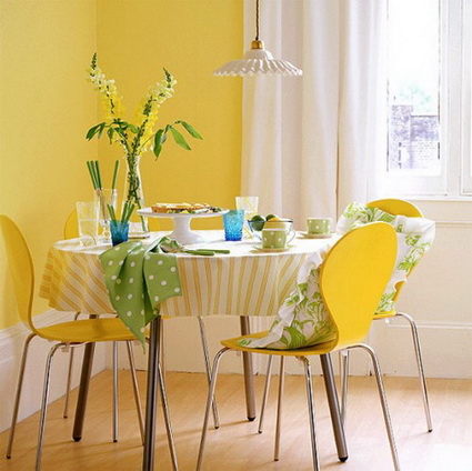 Pequeño comedor amarillo