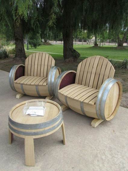Muebles de exterior hechos con barriles