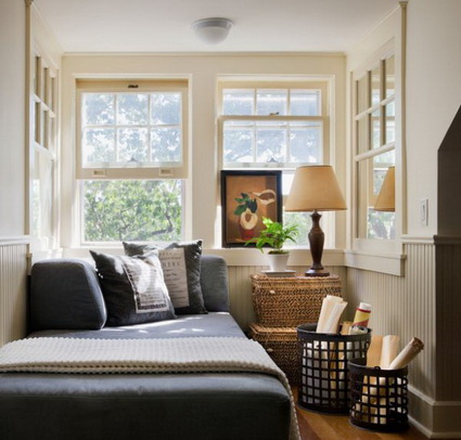 Dormitorio pequeño con grandes ventanales