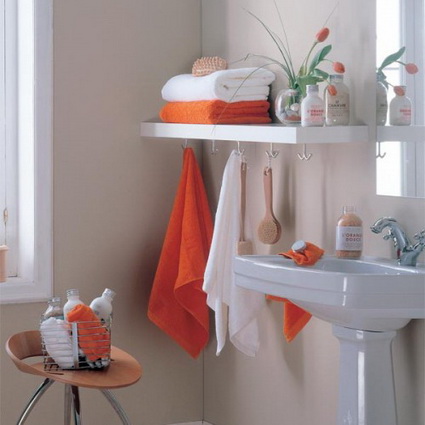 Estante y ganchos para el baño