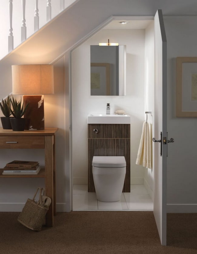 Huecos de escalera aprovechados para instalar un baño