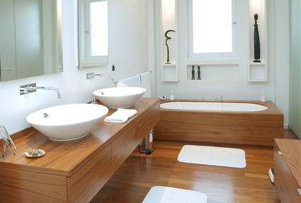 Baño blanco con madera