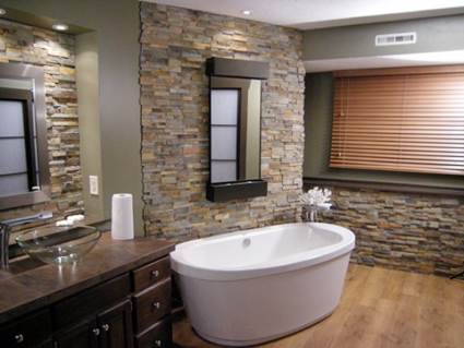 Baños con piedra y madera