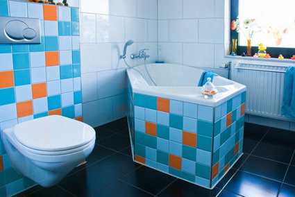 Baño azul y naranja