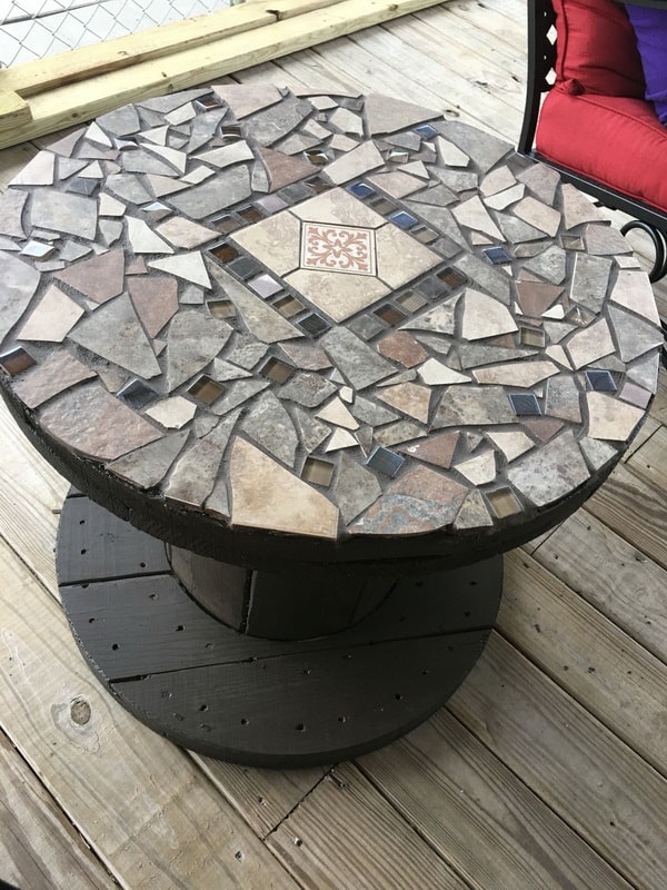 Mesa con bobina de cable personalizada con mosaiquismo