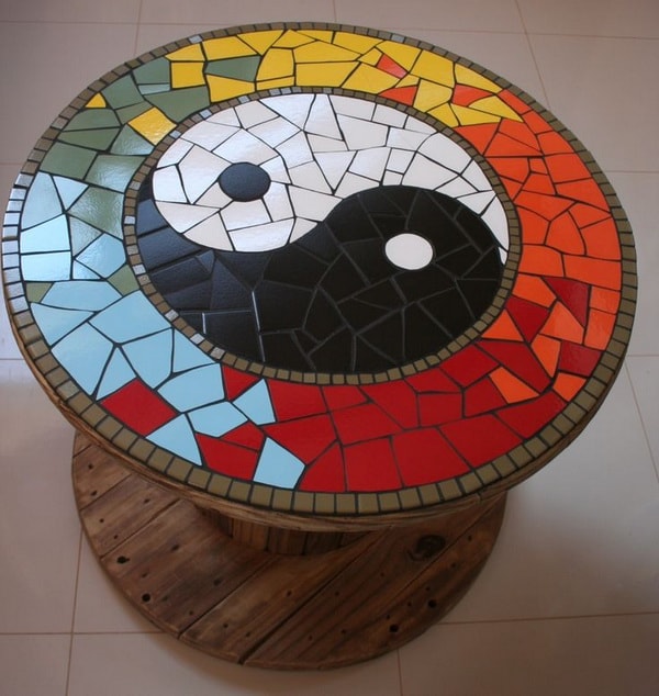 Mesa artesanal hecha con carrete de cable y mosaiquismo