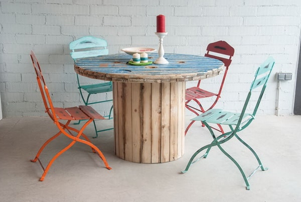 Comedor informal con mesa hecha con bobina de cable reciclada