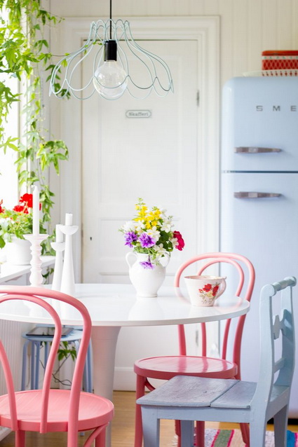 Cocina con sillas diferentes