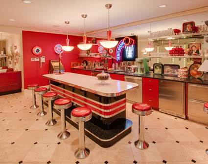 Cocina con barra y taburetes estilo retro