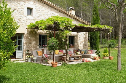 Comedor bajo una pérgola