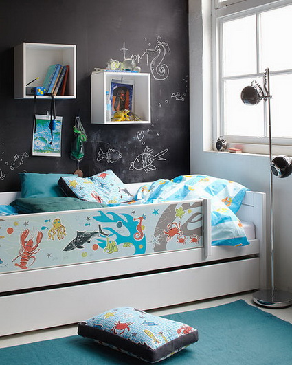 Habitación infantil con pared de pizarra