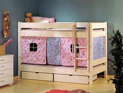 Cama litera con cortinas