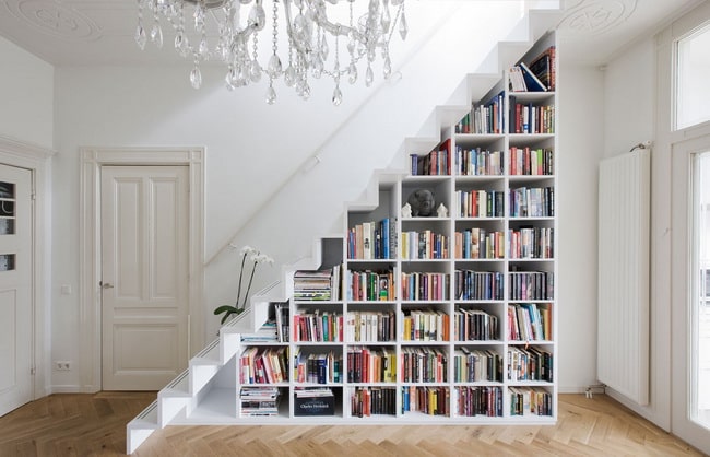 Aprovechar el hueco de la escalera para colocar libros