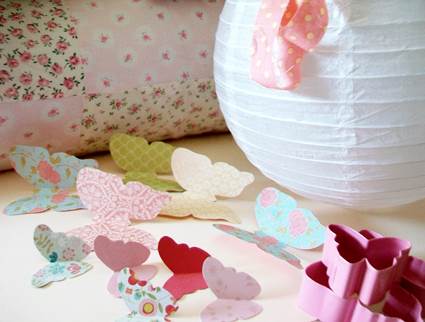 Lámpara de papel decorada con mariposas