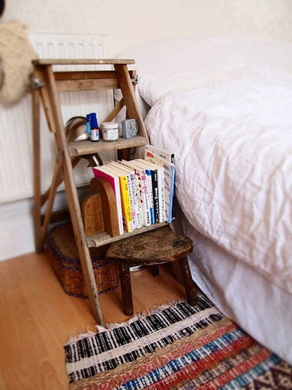 Escalera de mano como mesa de noche