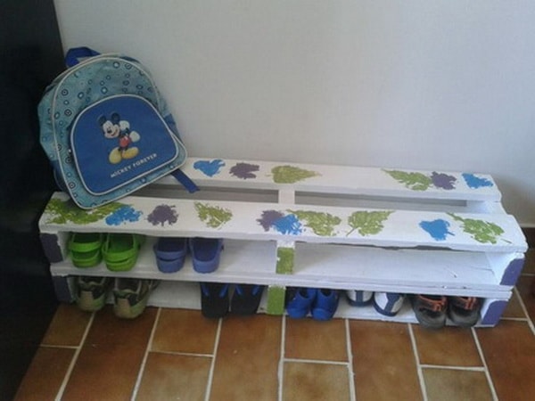 Zapatero con palets de madera
