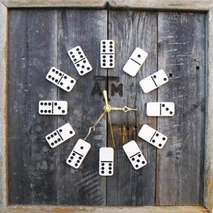 Reloj con piezas de dominó