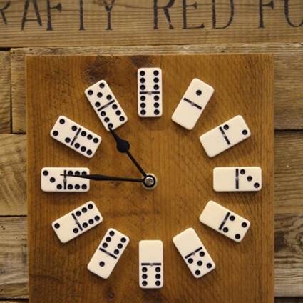 Reloj con piezas de dominó