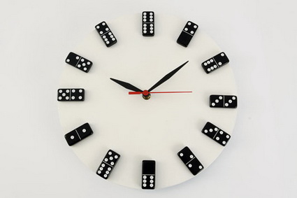 Reloj con vinilo y piezas de dominó