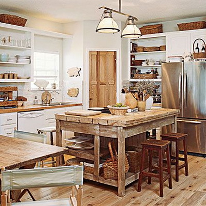 Mesa de madera como isla de cocina
