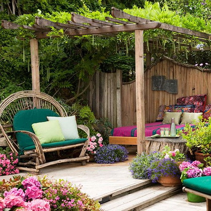 Cama balinesa bajo una pérgola
