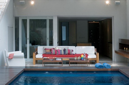 Galería junto a la piscina