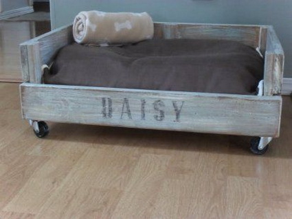 Cama para mascota con caja de madera