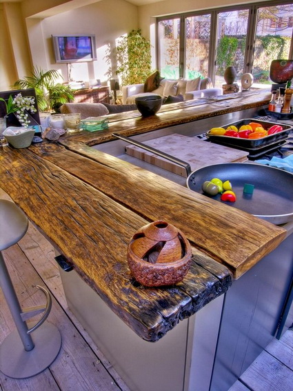 Barra de madera bruta en cocina