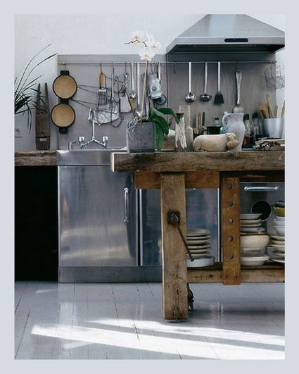 Mesa de madera bruta en cocina industrial