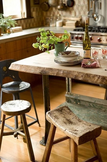 Mesa y taburetes de madera bruta