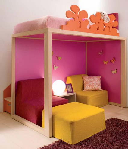 Habitación infantil tipo loft con mucho color