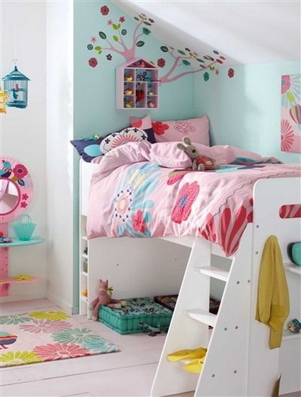 Dormitorio infantil colorido a doble altura
