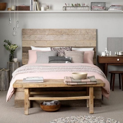 Dormitorio en tonos pastel y madera