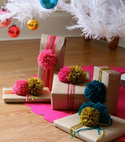 Decorar regalos con pompones de lana