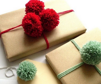 Regalos envueltos con pompones