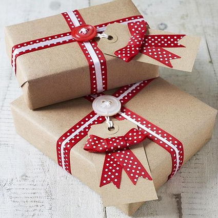 Envolver regalos con cinta y botones