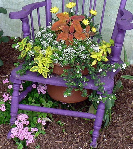 Decoración con sillas viejas y flores